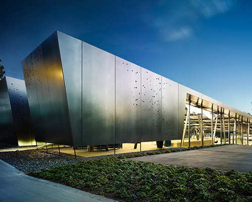 schmelzle+partner's office in germany features a steel levitating façade