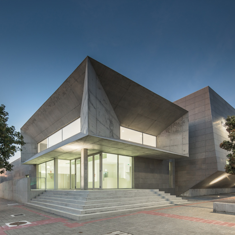 valdemar coutinho completes sports complex in portugal with cantilevered entrance