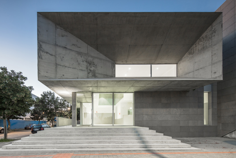 valdemar coutinho completes sports complex in portugal with cantilevered entrance