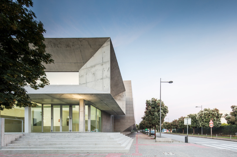 valdemar coutinho completes sports complex in portugal with cantilevered entrance
