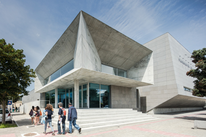 valdemar coutinho completes sports complex in portugal with cantilevered entrance
