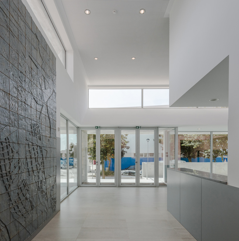 valdemar coutinho completes sports complex in portugal with cantilevered entrance