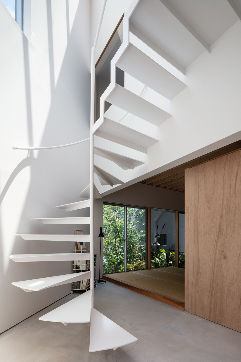 tokyo-based studio AAE permeates its K2 house with gardens