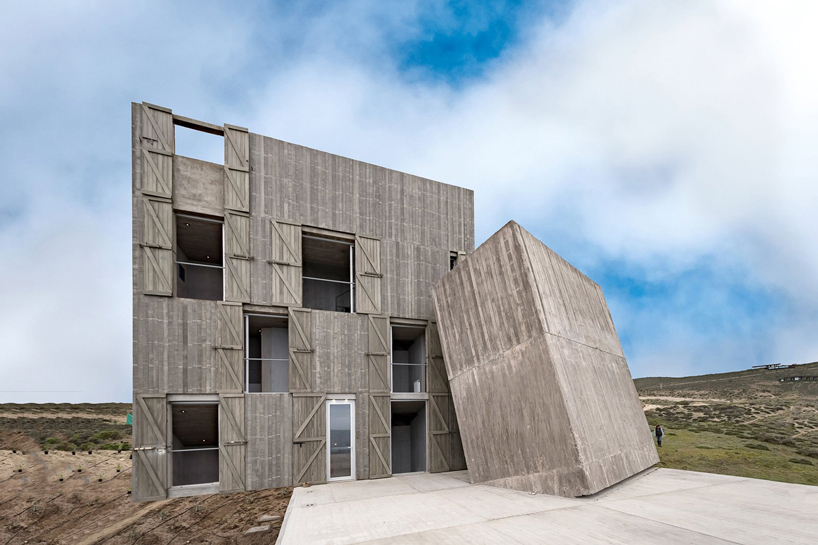 alejandro aravena's 'primitive' concrete home hides interiors of subtle luxury