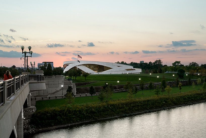 allied works wraps national veterans memorial and museum with concrete ribbons in ohio designboom