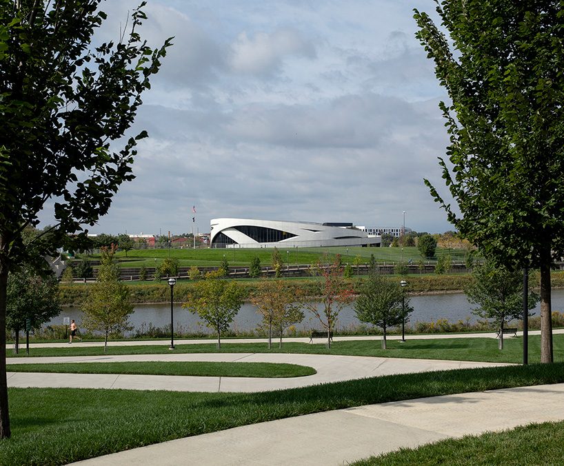 allied works wraps national veterans memorial and museum with concrete ribbons in ohio designboom