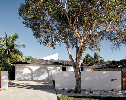 those architects links rooms and courtyards through breezway in 1980s bungalow renovation