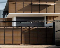 archimontage screens house from the street to achieve privacy in bangkok