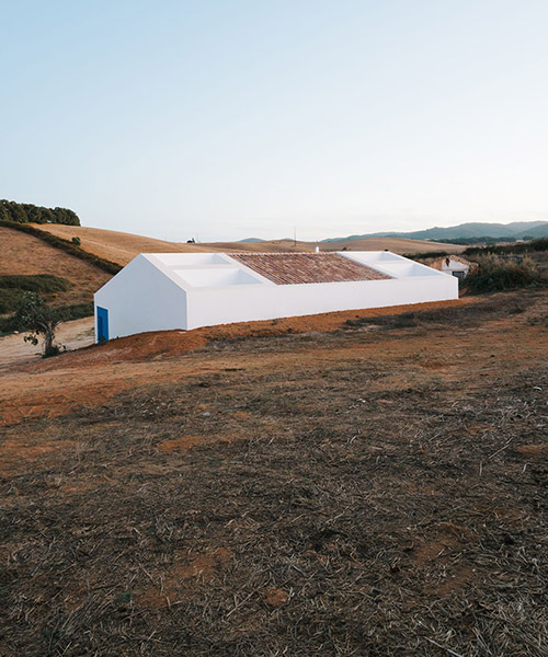 atelier data embeds cercal house in a portuguese slope