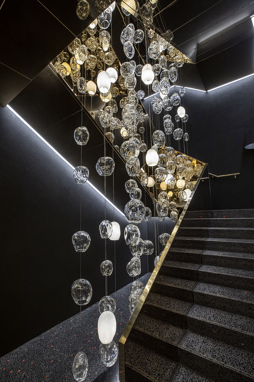 calvi brambilla transforms venetian palazzo into barovier&toso's luxurious glass showroom designboom
