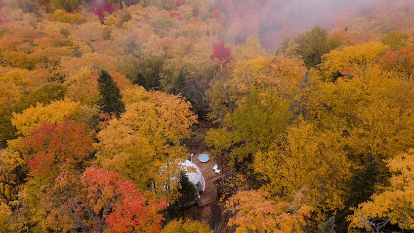 bourgeois / lechasseur's geodesic domes serve as eco-lux retreats in canadian forest