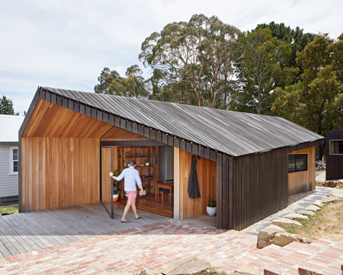 limerick house by solomon troup architects refers to the shape of australian rural sheds