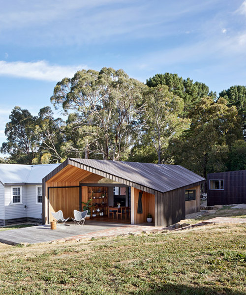 limerick house by solomon troup architects refers to the shape of australian rural sheds