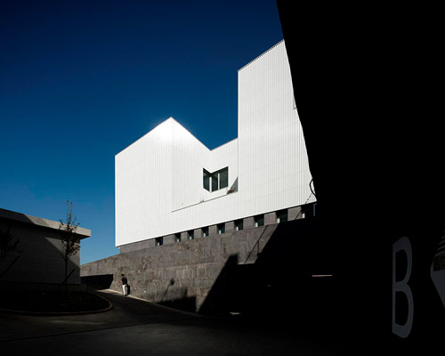 risco extends existing clinic in oeiras to create new hospital in two volumes