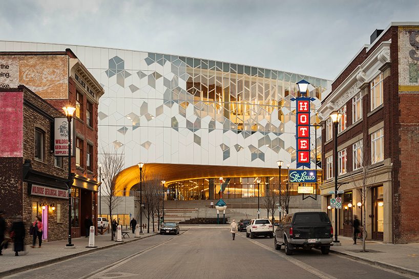 snøhetta and dialog’s new central library in calgary incorporates a rail line