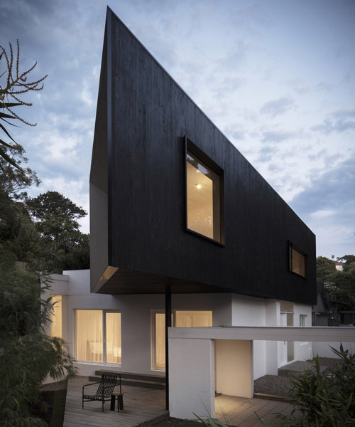 charred timber triangular house in sydney responds to the specific shape of the site