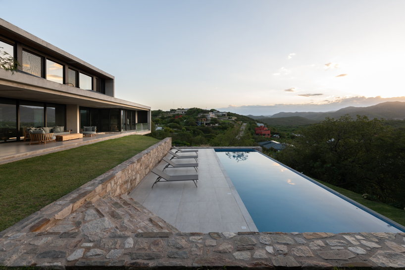 BP arquitectura Q2 house is sited among the mountains of argentina