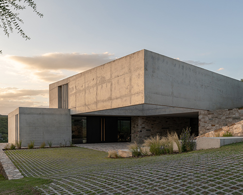 BP arquitectura sites the concrete Q2 house among the mountains of argentina