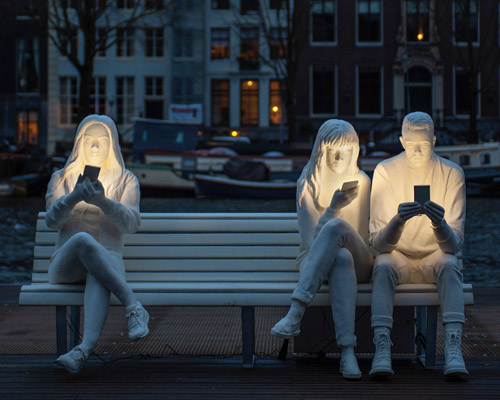 'absorbed by light' highlights our smartphone addiction at amsterdam light festival 2018