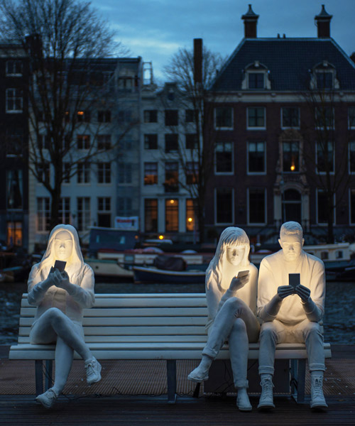 'absorbed by light' highlights our smartphone addiction at amsterdam light festival 2018