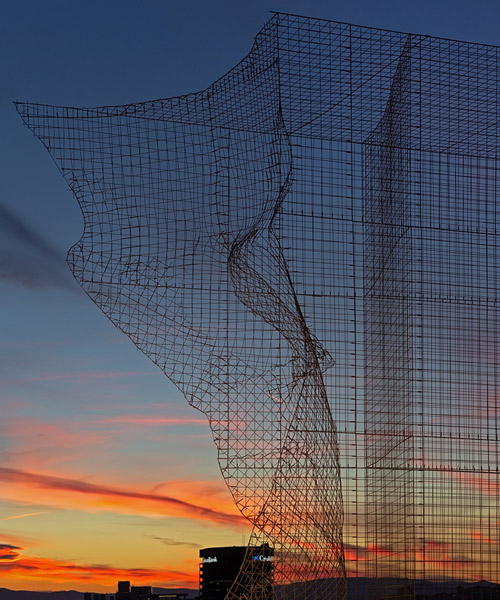 edoardo tresoldi creates changing faces from wire mesh on barcelona rooftop