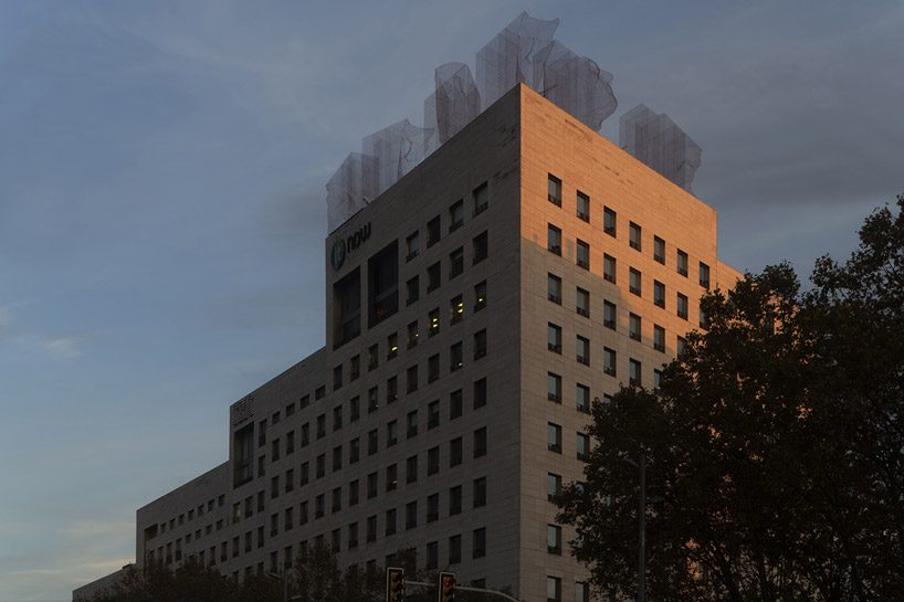 edoardo tresoldi creates changing faces from wire mesh on barcelona rooftop