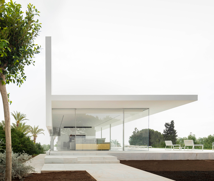 fran silvestre arquitectos builds minimal 'hofmann house' in valencia