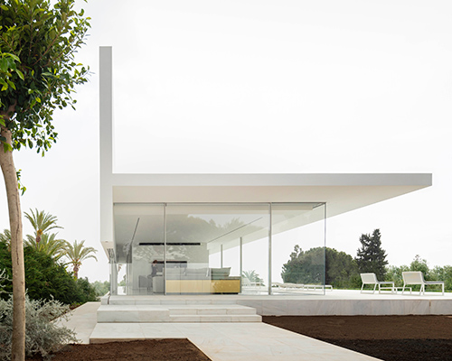 fran silvestre arquitectos builds minimal 'hofmann house' in valencia