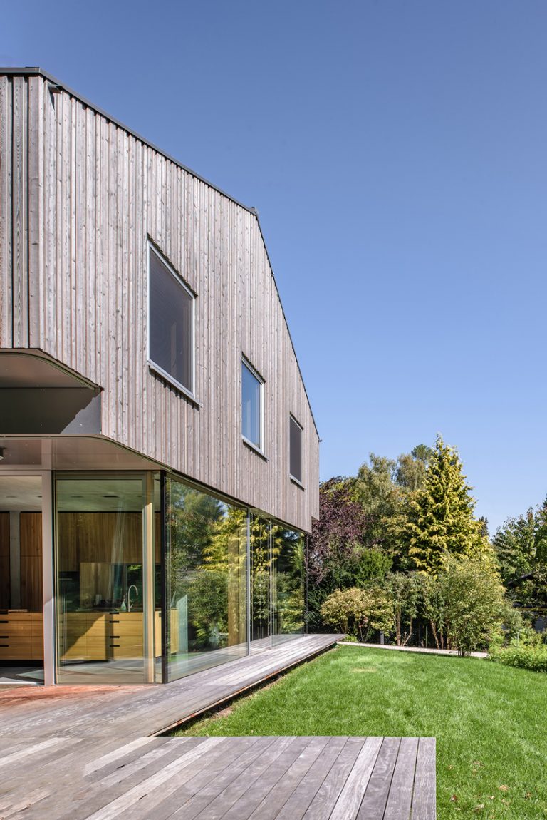 HHF architects' house H floats above the terrain using glass