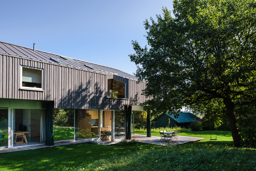 HHF architects' house H floats above the terrain using glass