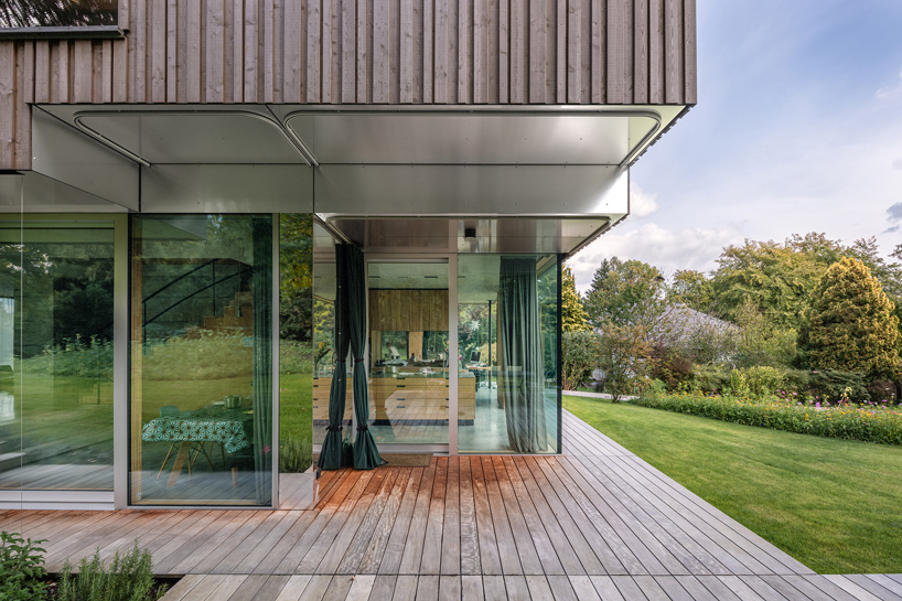 HHF architects' house H floats above the terrain using glass
