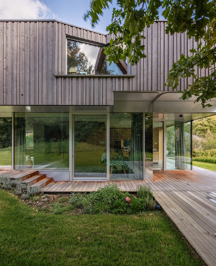 HHF architects' house H floats above the terrain using glass