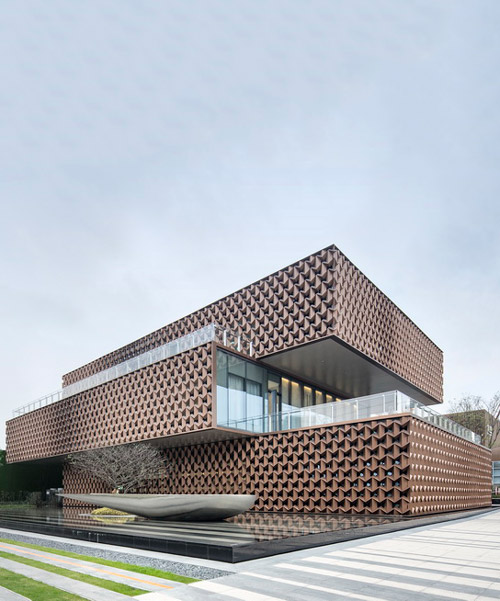 NAN covers a sales center in wenzhou with a geometrical aluminum pattern