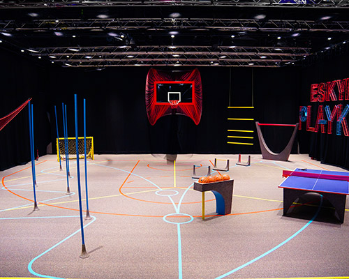 ESKYIU PLAYKITS is a transformable exhibition that interacts with participants