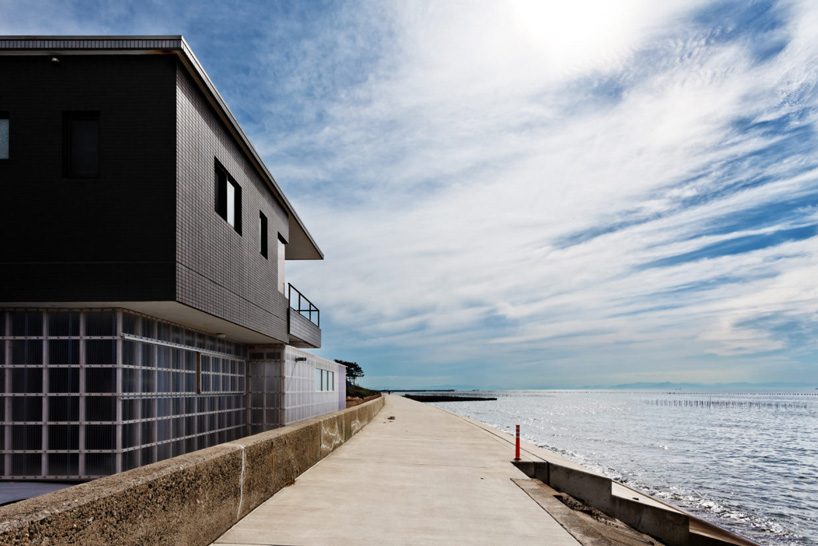 nanometer architecture wraps japanese seaside villa in corrugated polycarbonate panels