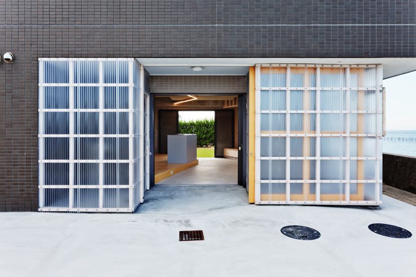 nanometer architecture wraps japanese seaside villa in corrugated polycarbonate panels