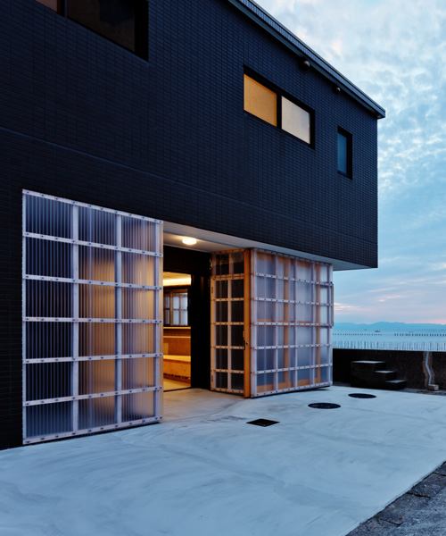 nanometer architecture wraps japanese seaside villa in corrugated polycarbonate panels