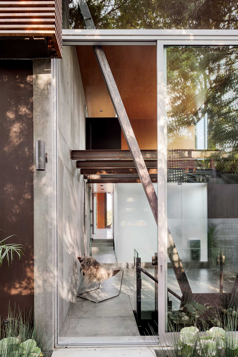 shubin donaldson wraps california residence in ipe wood screens and glass