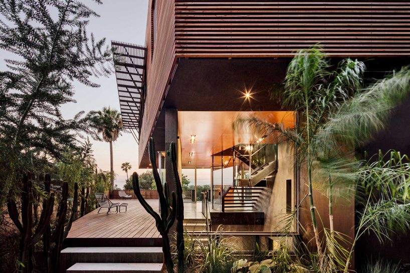 shubin donaldson wraps california residence in ipe wood screens and glass