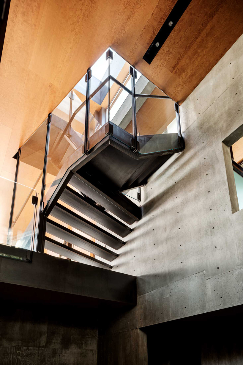 shubin donaldson wraps california residence in ipe wood screens and glass