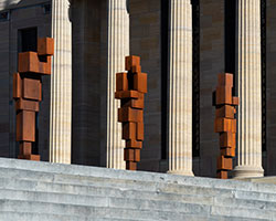 antony gormley arrays abstracted, cast-iron figures along philadelphia museum's iconic steps