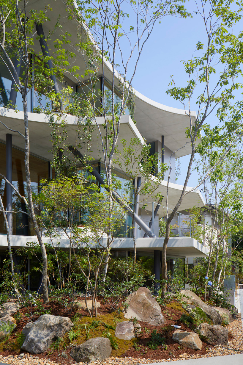 tomohiro hata constructs the 'ground house' in response to the density of osaka