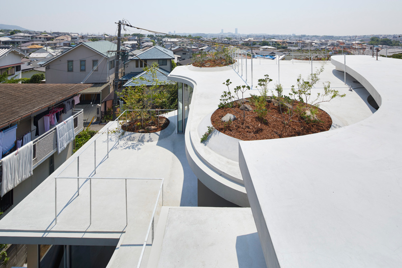 tomohiro hata constructs the 'ground house' in response to the density of osaka
