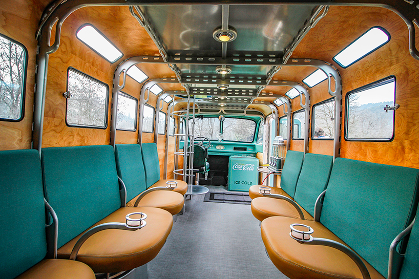 Ce fan des sixties a greffé un Combi VW au-dessus de son camping-car ! Par Hilaire Picault    Magic-Bus-misty-morning-Stephanie-Carlson-designboom-3