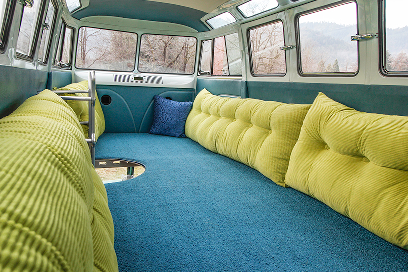 Ce fan des sixties a greffé un Combi VW au-dessus de son camping-car ! Par Hilaire Picault    Magic-Bus-misty-morning-Stephanie-Carlson-designboom-6