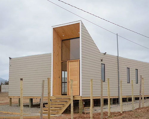 casa huentelauquen by felipe gonzalez overlooks chilean deserted landscape