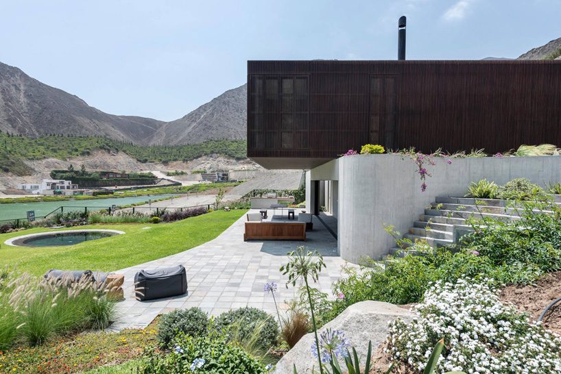 casa topo by martín dulanto is a wood + concrete residence in lima, peru