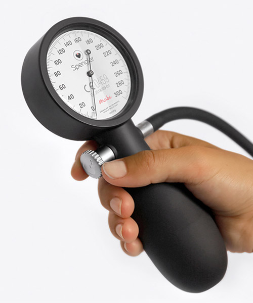atelier 360 creates ergonomic design for 'mobi' blood pressure monitor