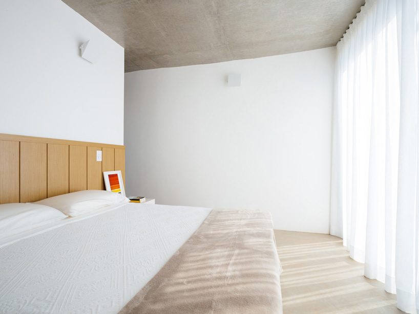 casa joão de barro by terra e tuma emerges from a sloping site in itatiba, brazil