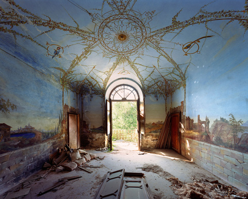 thomas jorion documents the ornate interiors of italy's abandoned architecture